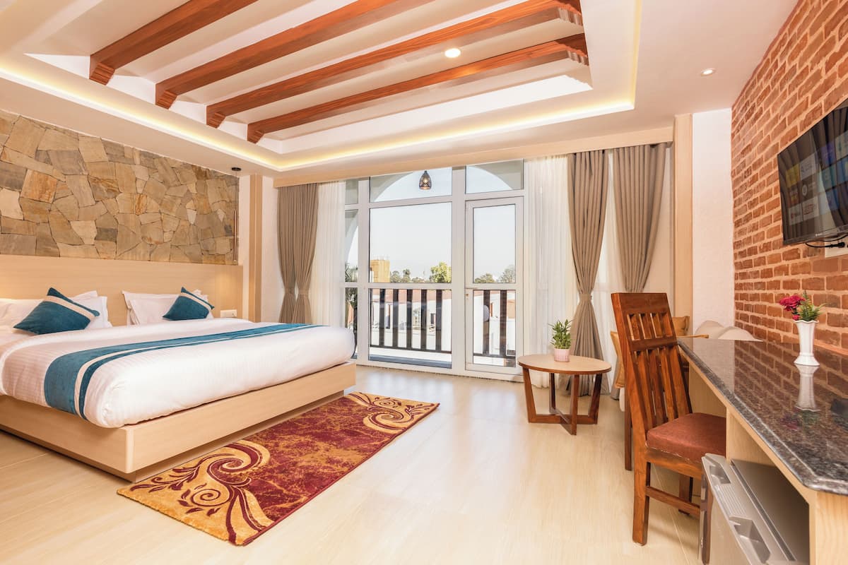 Phòng đôi Deluxe | Minibar, két bảo mật tại phòng, bàn 