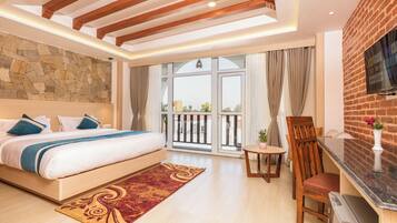 Deluxe-dobbeltværelse | Pengeskab på værelset, skrivebord, arbejdsområde til bærbare computere