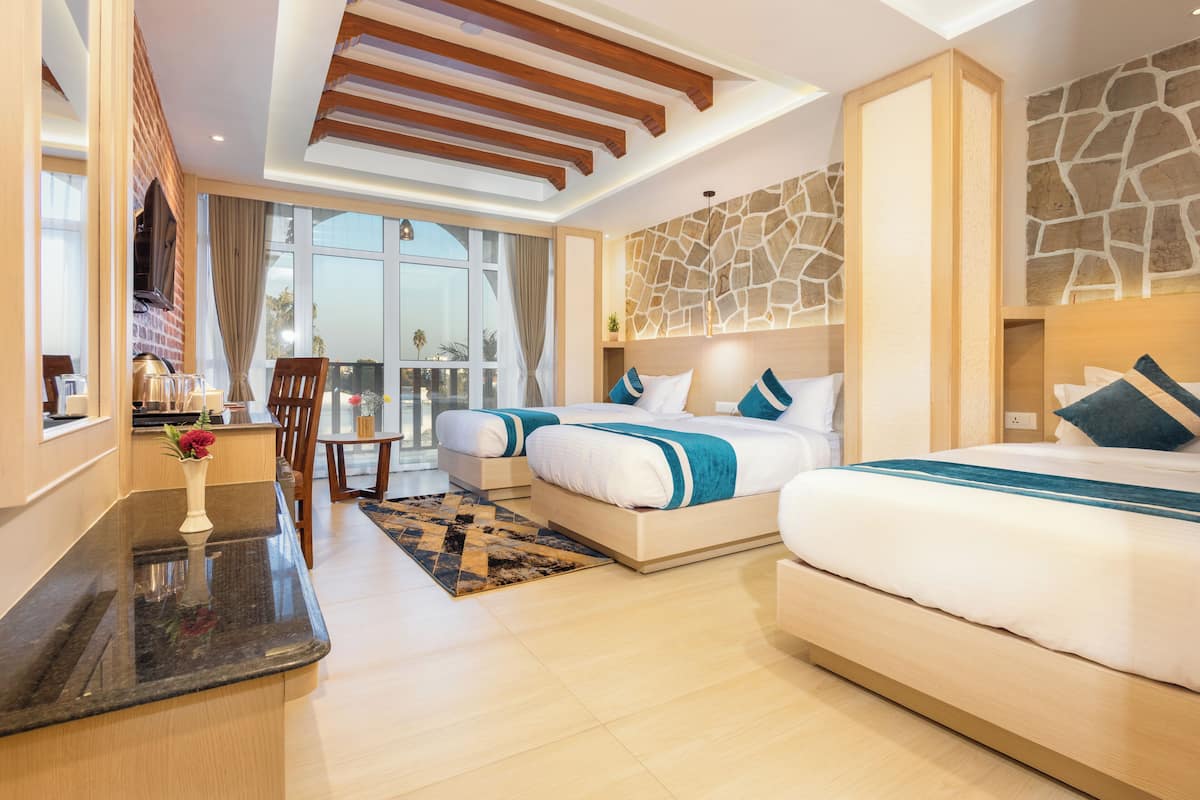 Deluxe Triple Room | In-room safe, desk, laptop workspace, soundproofing