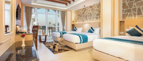 Deluxe driepersoonskamer | Een kluis op de kamer, een bureau, een laptopwerkplek