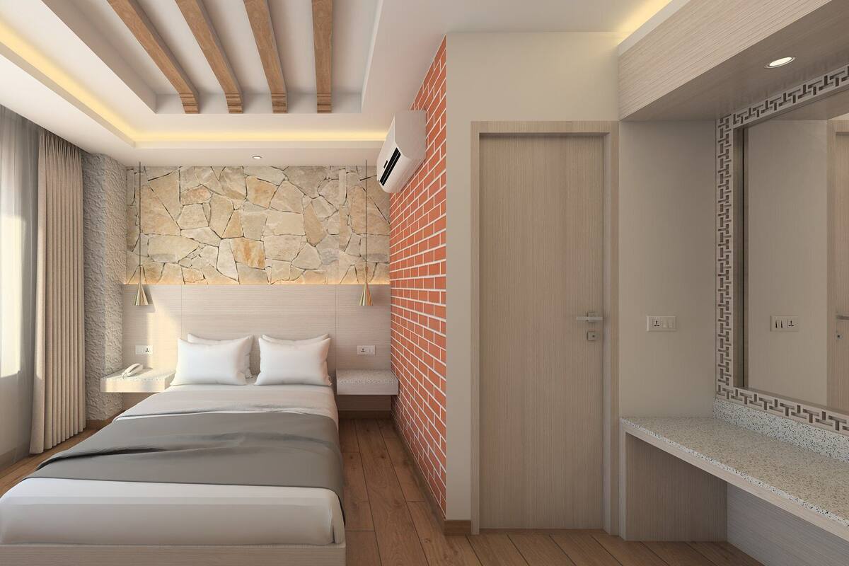 خزنة داخل الغرفة ومكتب ومساحة عمل للكمبيوتر المحمول وتجهيزات عازلة للصوت