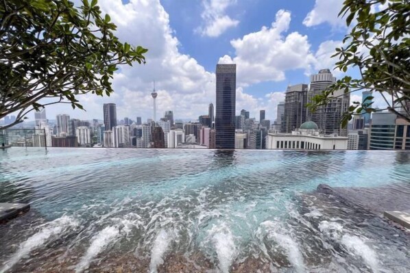 Outdoor pool - Infinity Pool KL View Axon Residence Bukit Bintang by Iconique (Kuala Lumpur)