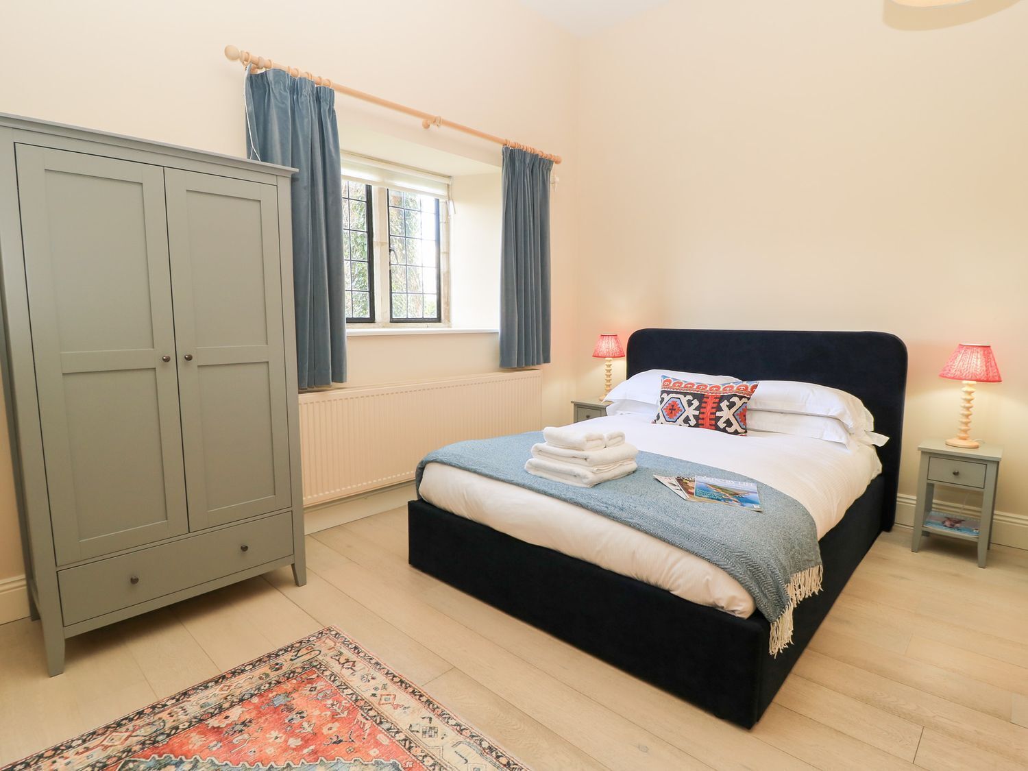 1 habitación, decoración personalizada y muebles diferentes 