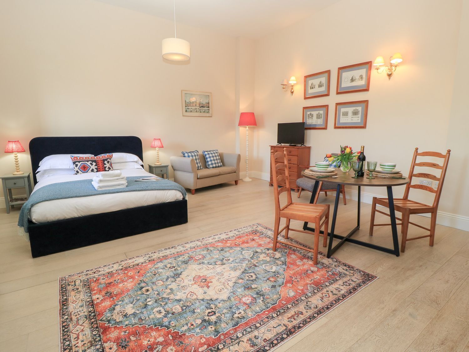 1 kamar tidur dan didekorasi berbeda-beda