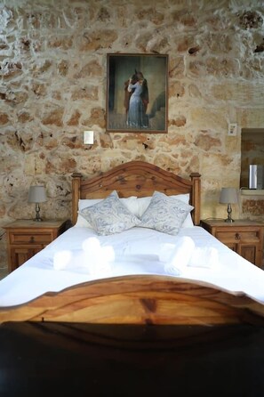Desk, iron/ironing board, WiFi, bed sheets - Rustic Xagħra Farmhouse with Pool, Garden & BBQ (Xagħra)