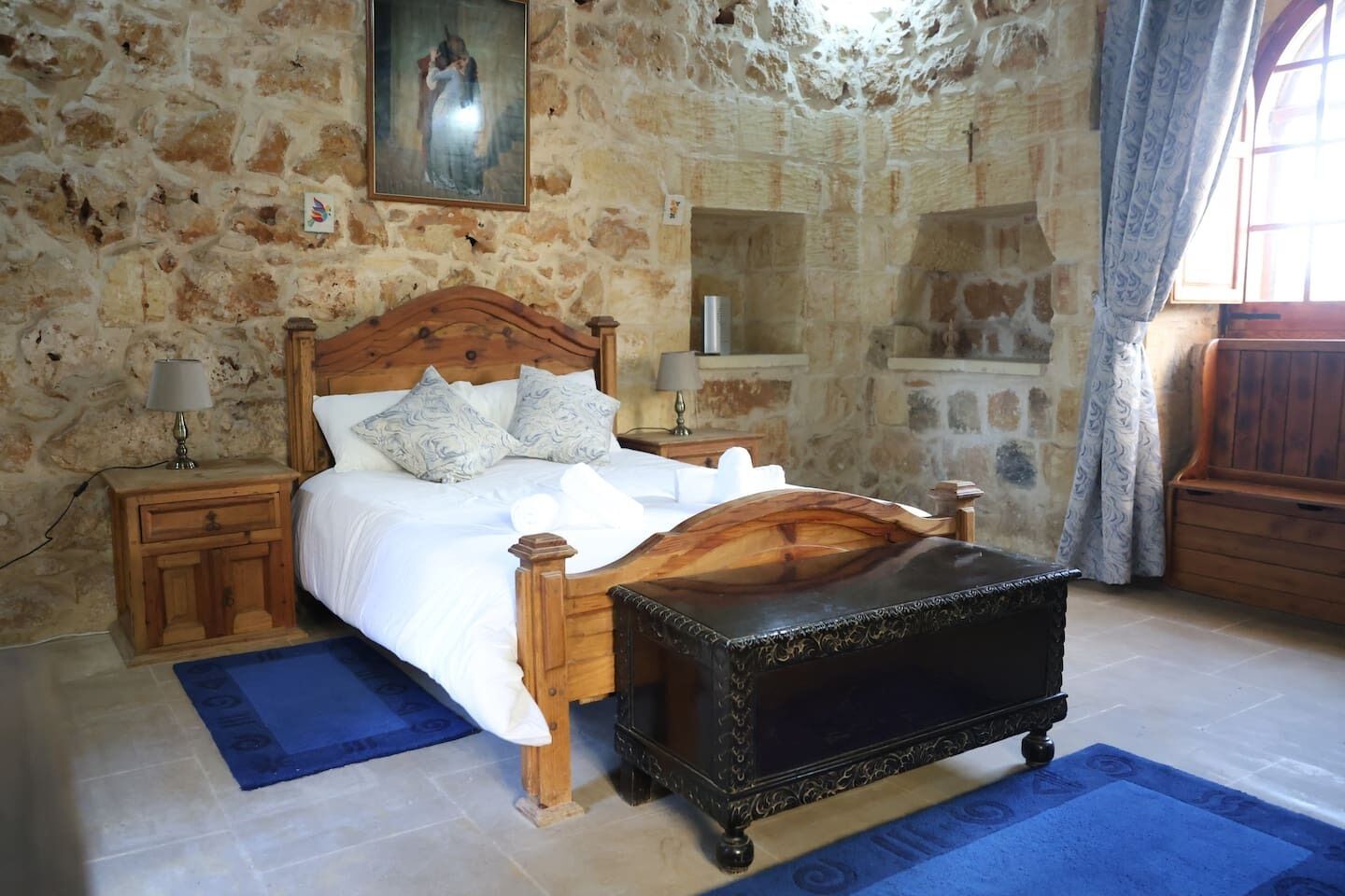 Desk, iron/ironing board, WiFi, bed sheets