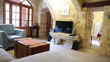 TV, fireplace