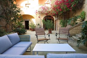 Terrace/patio - Rustic Xagħra Farmhouse with Pool, Garden & BBQ (Xagħra)