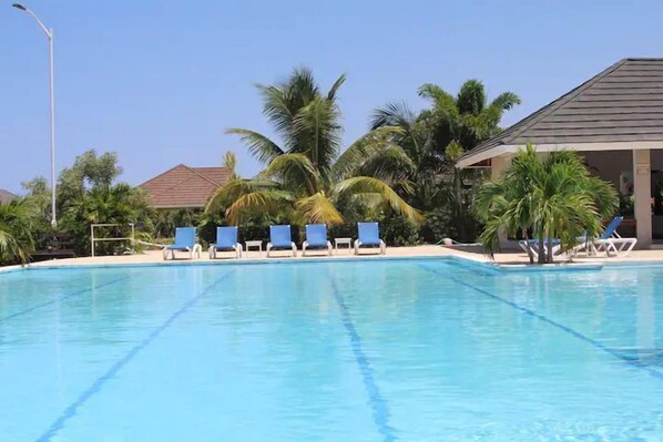 10 outdoor pools
