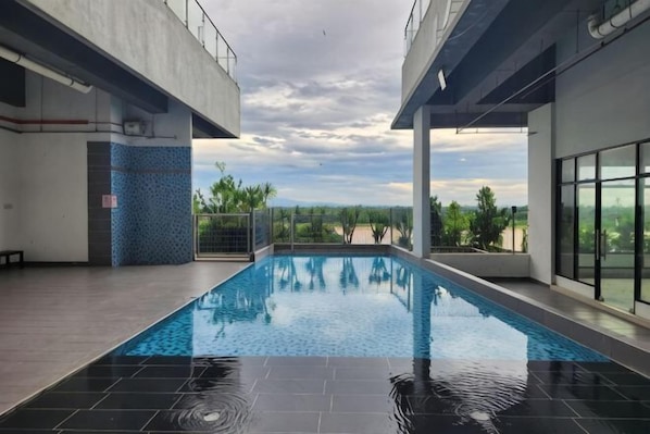 Ein Schwimmbad mit Blick auf die Landschaft, umgeben von moderner Architektur.