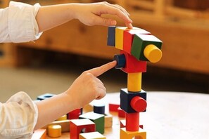 A child stacking colorful blocks. - HOTEL ALGO (Kobe)