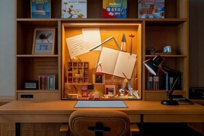 A desk with a lamp, papers, and a pen holder. - HOTEL ALGO (Kobe)