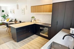 Cots/infant beds - Walk to Stadium · CBD 2BR 2Bath Townhouse+ Private Parking- JJHome (Christchurch)