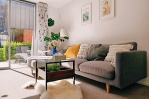 Cots/infant beds - Walk to Stadium · CBD 2BR 2Bath Townhouse+ Private Parking- JJHome (Christchurch)