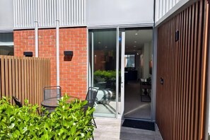 Cribs/infant beds - Walk to Stadium · CBD 2BR 2Bath Townhouse+ Private Parking- JJHome (Christchurch)