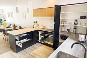 Cribs/infant beds - Walk to Stadium · CBD 2BR 2Bath Townhouse+ Private Parking- JJHome (Christchurch)