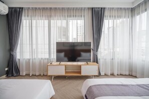 ตู้นิรภัยในห้องพัก, โต๊ะทำงาน, พื้นที่ทำงานแบบใช้แล็ปท็อป, Wi-Fi ฟรี