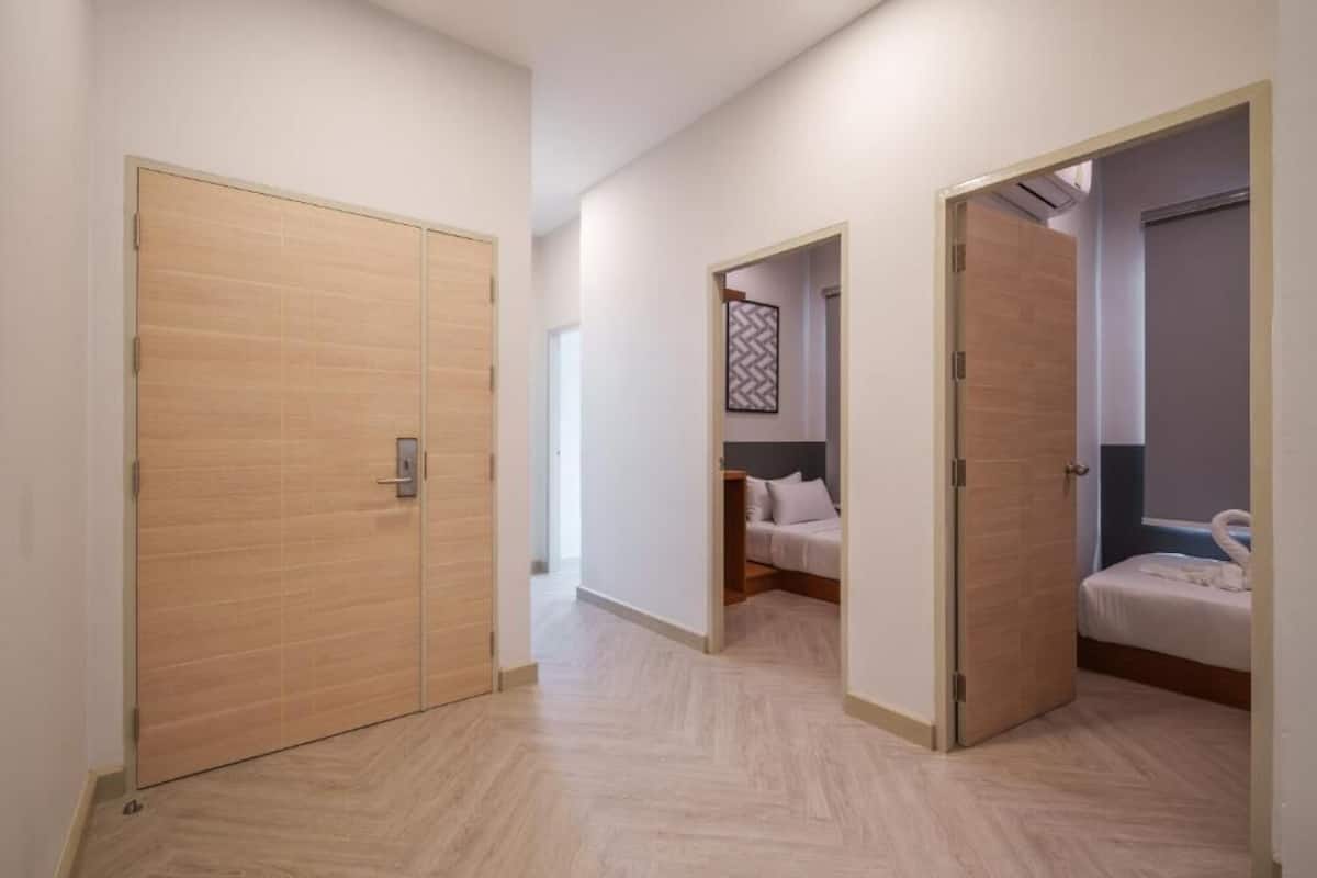 Four-Bedroom Penthouse Apartment | Caja de seguridad en la habitación y escritorio