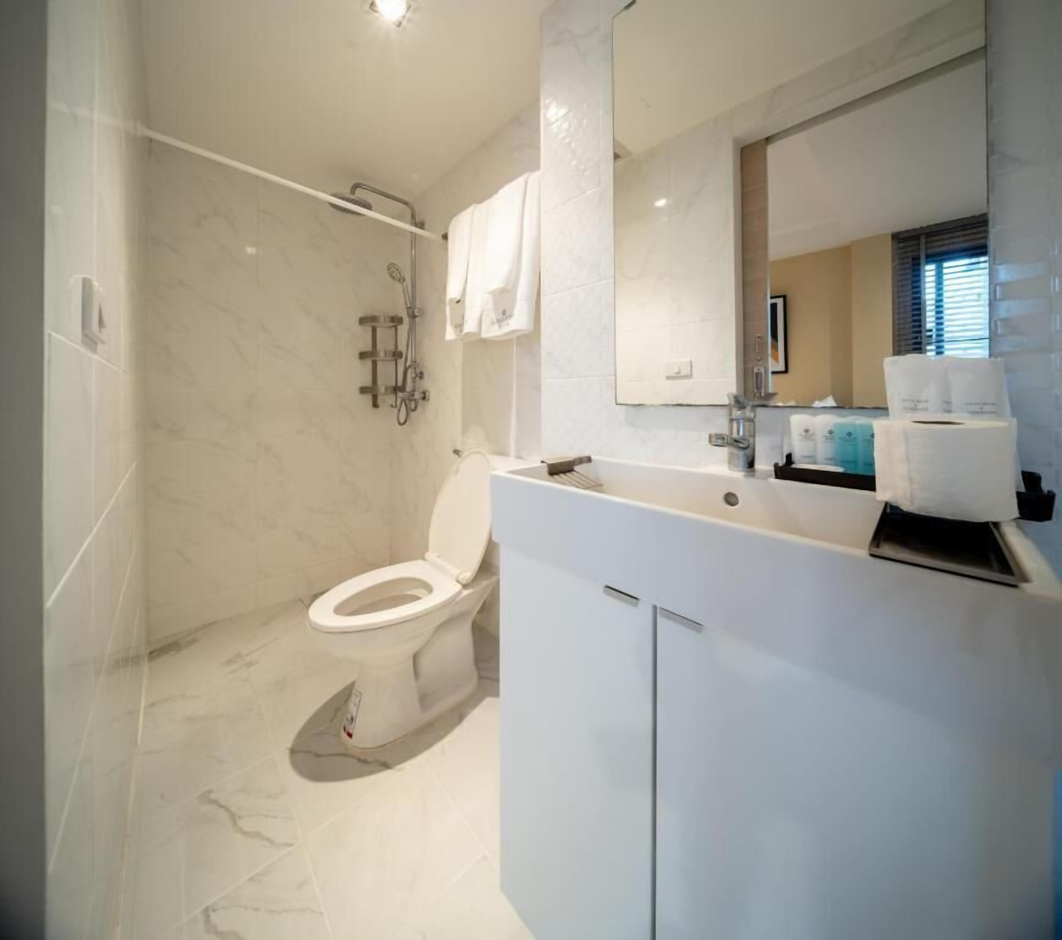 Two-Bedroom Apartment | Badezimmer | Dusche, kostenlose Toilettenartikel, Haartrockner, Handtücher