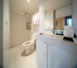 Shower, free toiletries, hair dryer, towels - Triple Four Bangkok (Bangkok)
