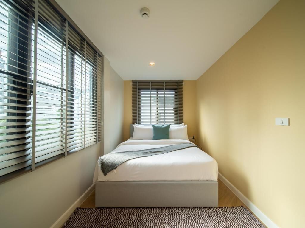 One-Bedroom Apartment with Balcony | ตู้นิรภัยในห้องพัก, โต๊ะทำงาน, พื้นที่ทำงานแบบใช้แล็ปท็อป, Wi-Fi ฟรี