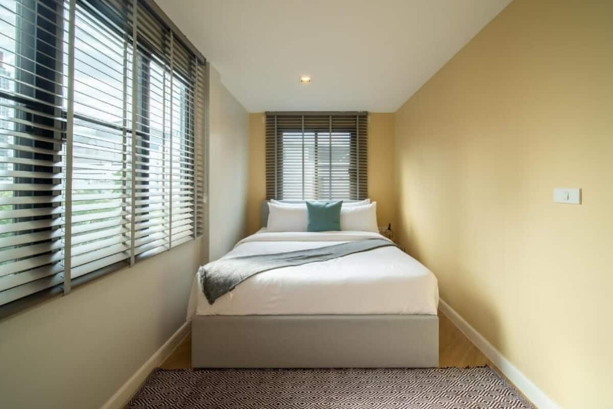 One-Bedroom Apartment with Balcony | Caja de seguridad en la habitación y escritorio