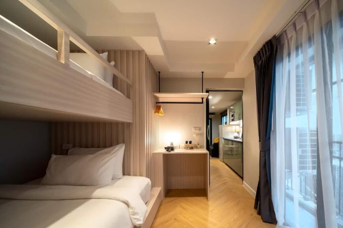 Two-Bedroom Apartment | Caja de seguridad en la habitación y escritorio