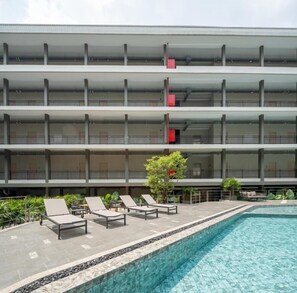 สระว่ายน้ำ