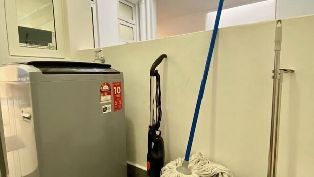 Een badkamer met een dweil, een handdroger en een handdoekhouder.