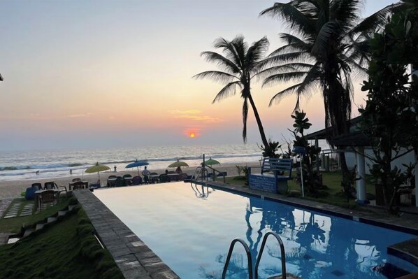 Pool - Pearl Island Beach Hotel (Hikkaduwa)