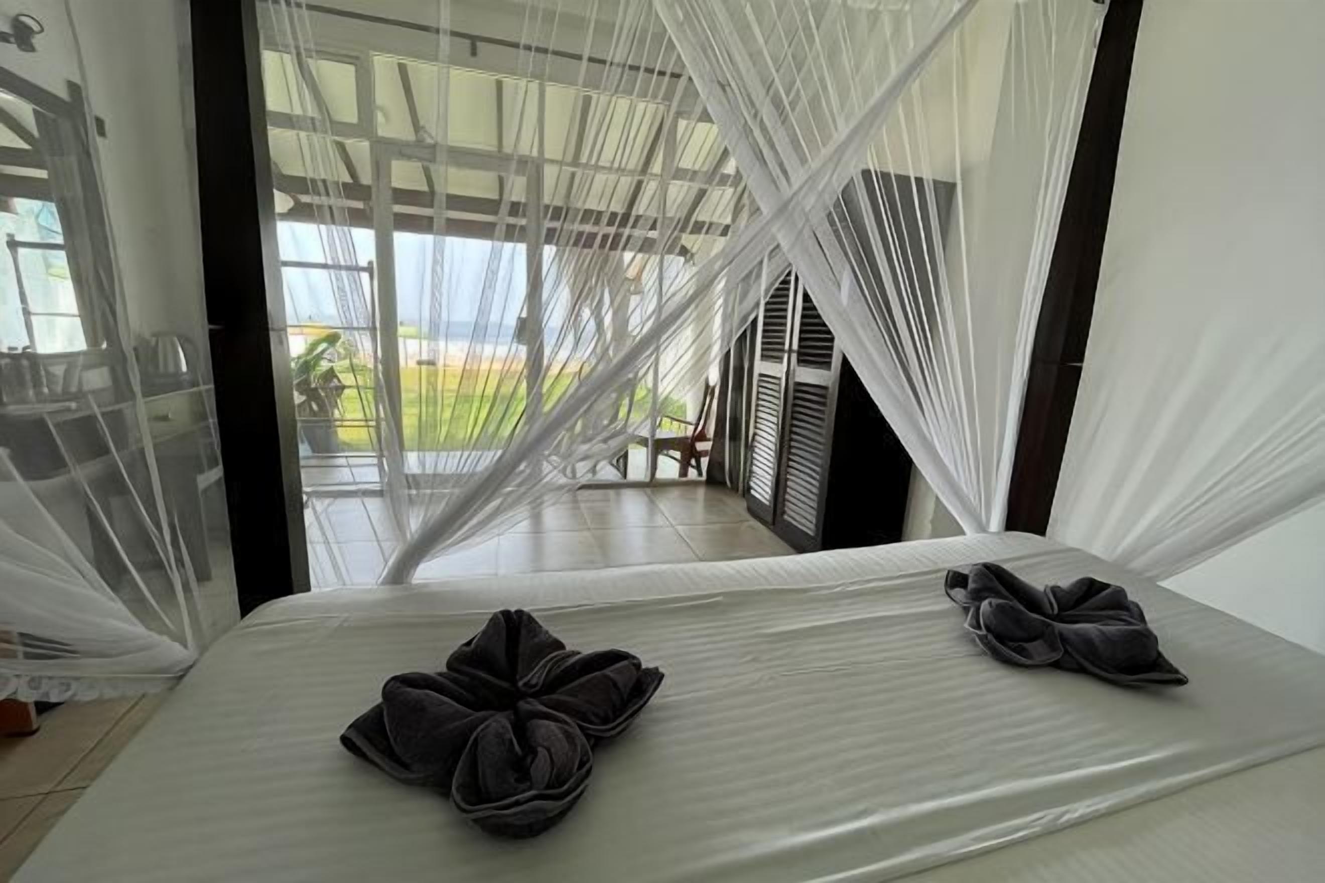 Cribs/infant beds