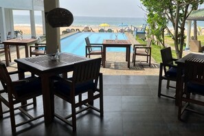 Outdoor dining - Pearl Island Beach Hotel (Hikkaduwa)