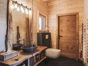 Bañera de hidromasaje, secador de pelo, toallas, jabón