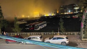 A parking lot with several cars and a bus. - Fuji sapa central hostel (TT. Sa Pa)