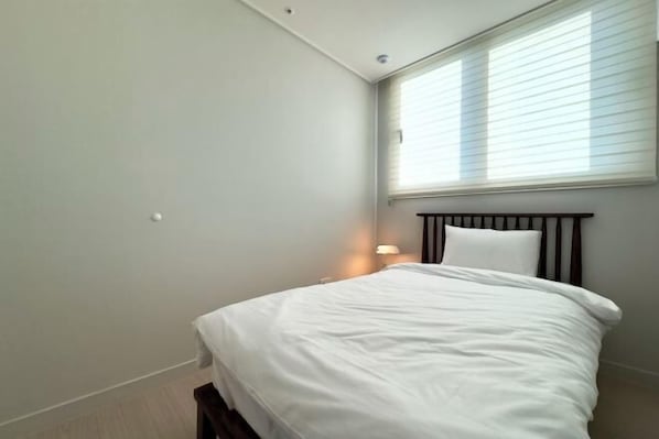 Cribs/infant beds