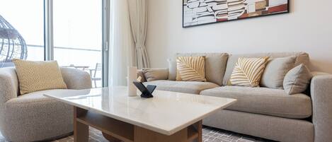 Appartement luxueux, balcon, vue sur la piscine | Fer et planche Ă repasser, accĂšs au Wi-Fi (inclus)