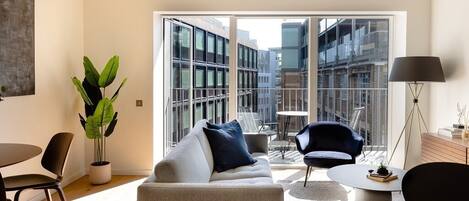 One bedroom apartment | Wohnbereich | 40-Zoll-Smart-TV mit Satellitenempfang, Streaming-Dienste