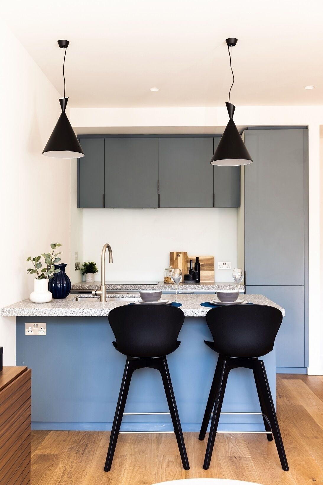 One bedroom apartment | Private kitchen | Full-sized fridge, microwave, oven, stovetop