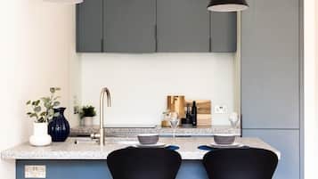 One bedroom apartment | Dapur peribadi | Peti sejuk/penyejuk beku saiz penuh, ketuhar gelombang mikro, ketuhar