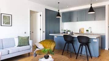 Two bedroom apartment | Dapur peribadi | Peti sejuk/penyejuk beku saiz penuh, ketuhar gelombang mikro, ketuhar