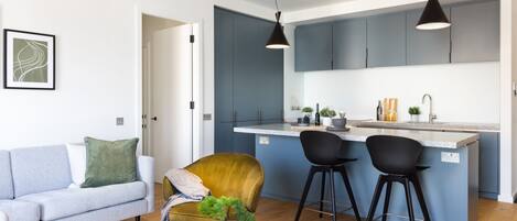 Two bedroom apartment | Eigene Küche | Großer Kühlschrank, Mikrowelle, Ofen, Herdplatte