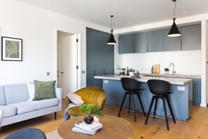 Two bedroom apartment | Cucina privata | Frigorifero con congelatore, microonde, forno, piano cottura