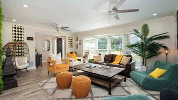 Televisión, videojuegos, futbolito y oficina