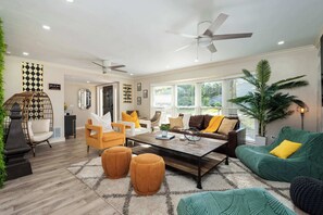 Télévision, jeux vidéo, baby-foot, espaces bureaux