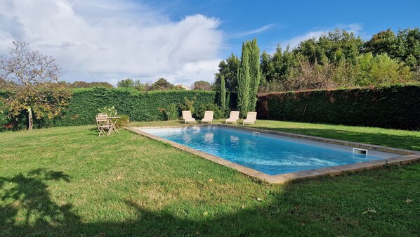 Outdoor pool - Relaxation between vineyards and ocean, family house with swimming pool,Bordeaux (Plassac)