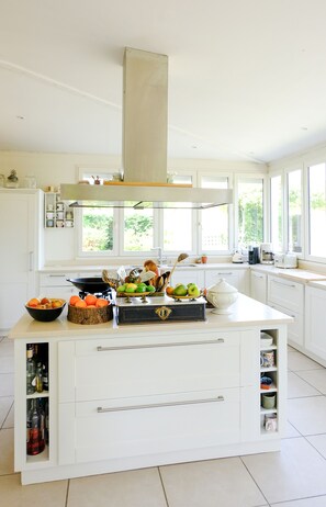 Een koelkast, een microgolfoven, een oven, een kookplaat