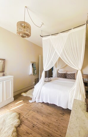 4 bedrooms, iron/ironing board, free WiFi, bed sheets