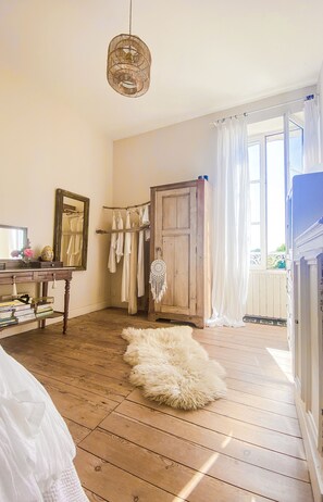 4 bedrooms, iron/ironing board, free WiFi, bed sheets - Relaxation between vineyards and ocean, family house with swimming pool,Bordeaux (Plassac)