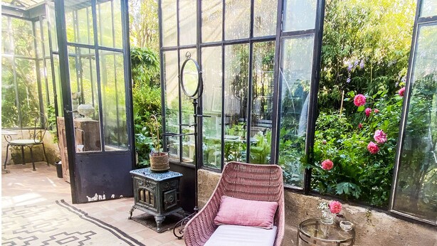 A conservatory with a glass ceiling, wicker furniture, and a potted plant. - Relaxation between vineyards and ocean, family house with swimming pool,Bordeaux (Plassac)