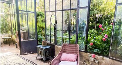 Rare beauty between vineyards and ocean, 18th C. family home with swimming pool